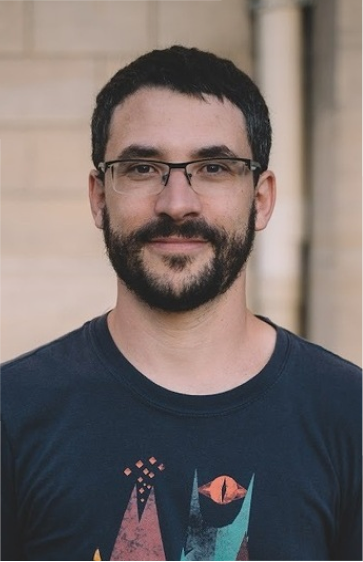 Sylvain Blondeau - Développeur Freelance PHP Symfony - 100% télétravail, wearing glasses and a cool t-shirt