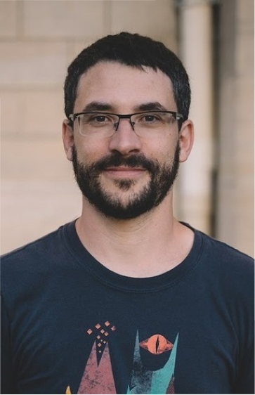 Sylvain Blondeau - Développeur Freelance PHP Symfony, wearing glasses and a cool t-shirt